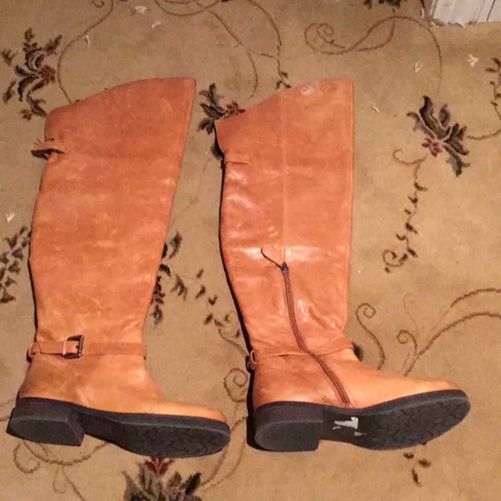 GORGEOUS LEATHER BOOTS FROM OFF FIFTH.
